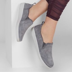 NWOT Sketchers Madison Avenue Plushed Suede Slip On Shoe